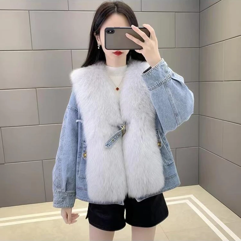 

Женская джинсовая парка на белом утином пуху, с большим воротником из искусственного меха