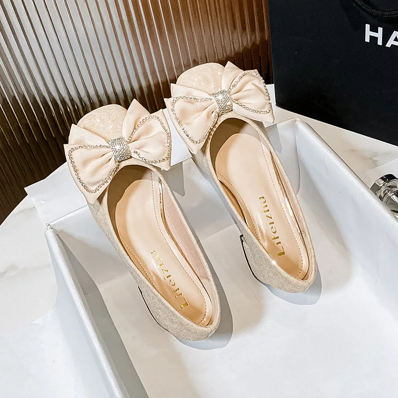 Женские туфли-лодочки с бантом на среднем каблуке