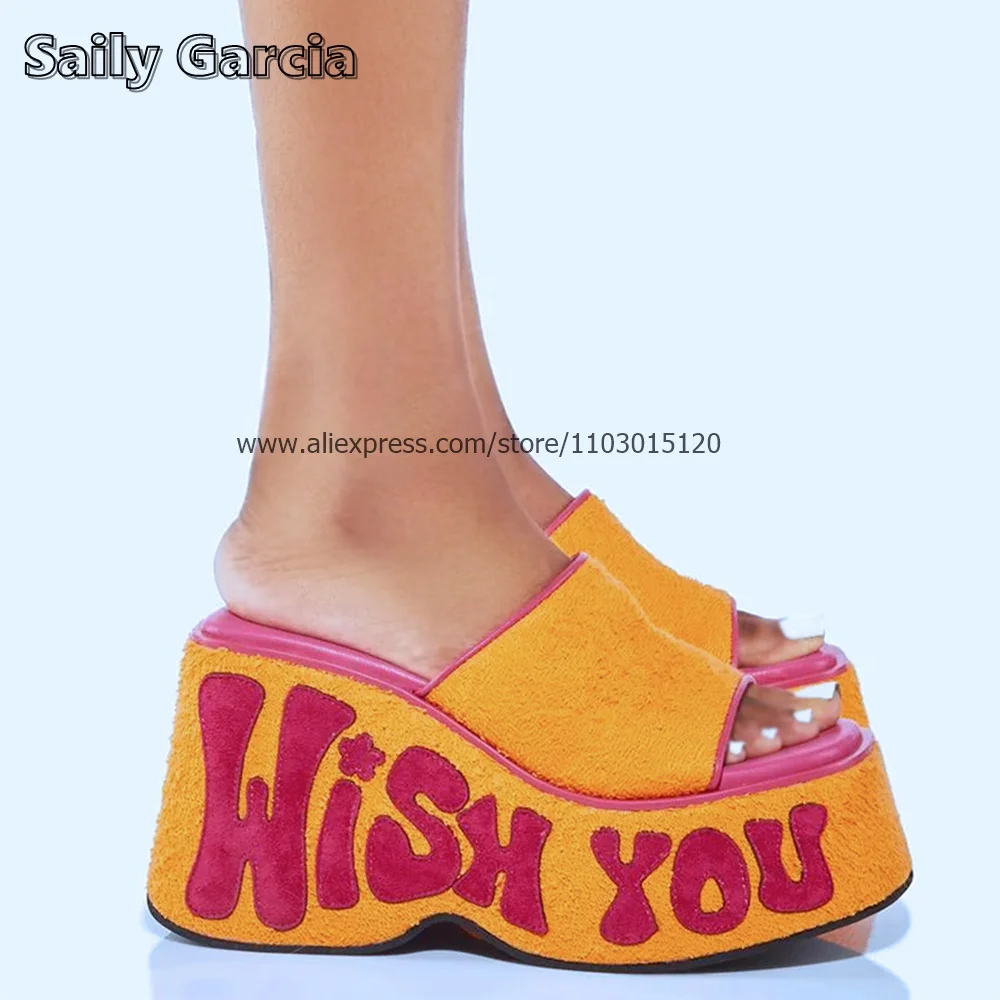 Шлепанцы на танкетке с открытым носком уличные тапочки ремешком для одно слово