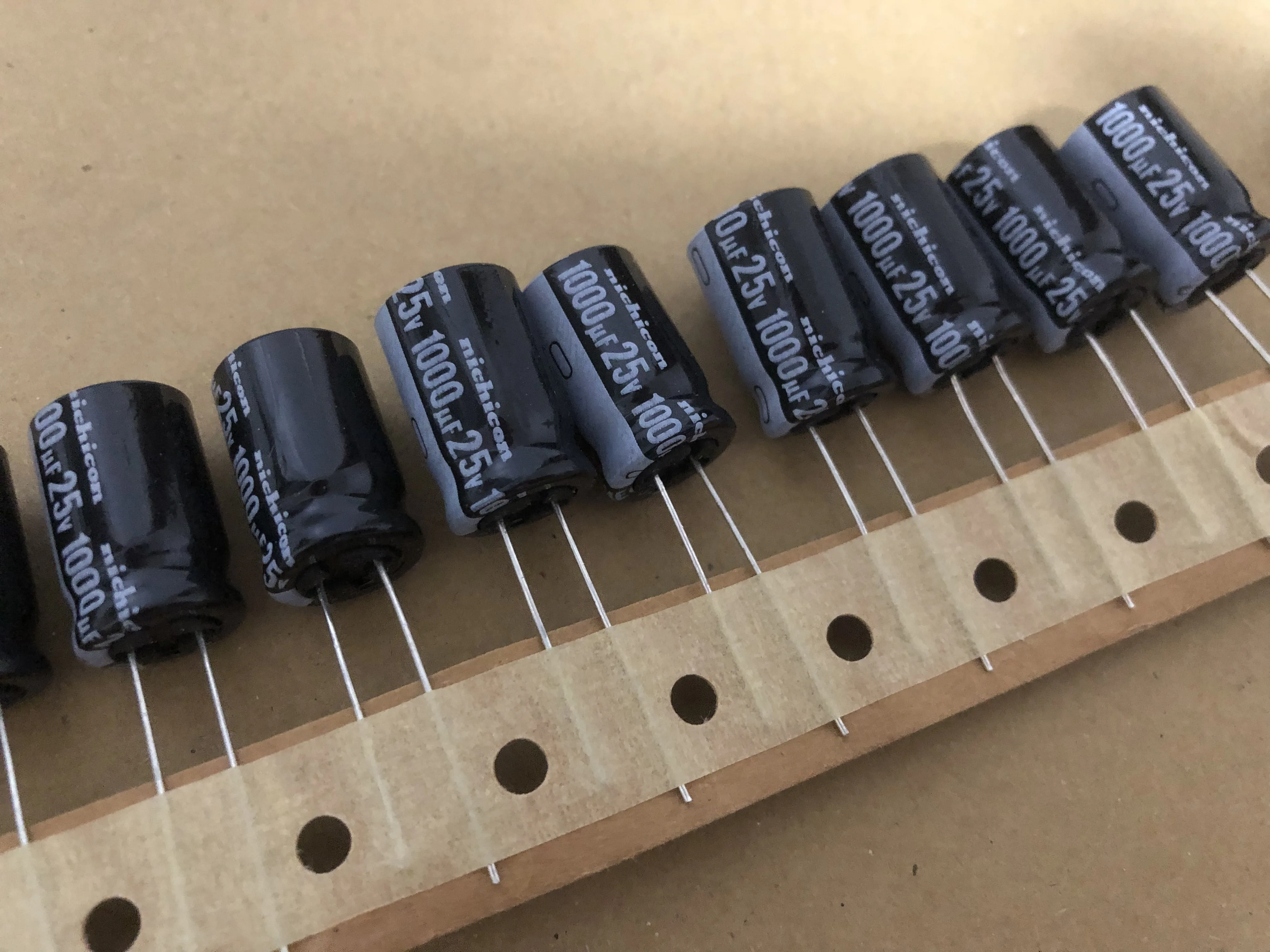 

10pcs/100pcs 1000uF 25V NICHICON HE Series 12.5x20mm Low Impedance Long Life 25V1000uF Aluminum Electrolytic capacitor