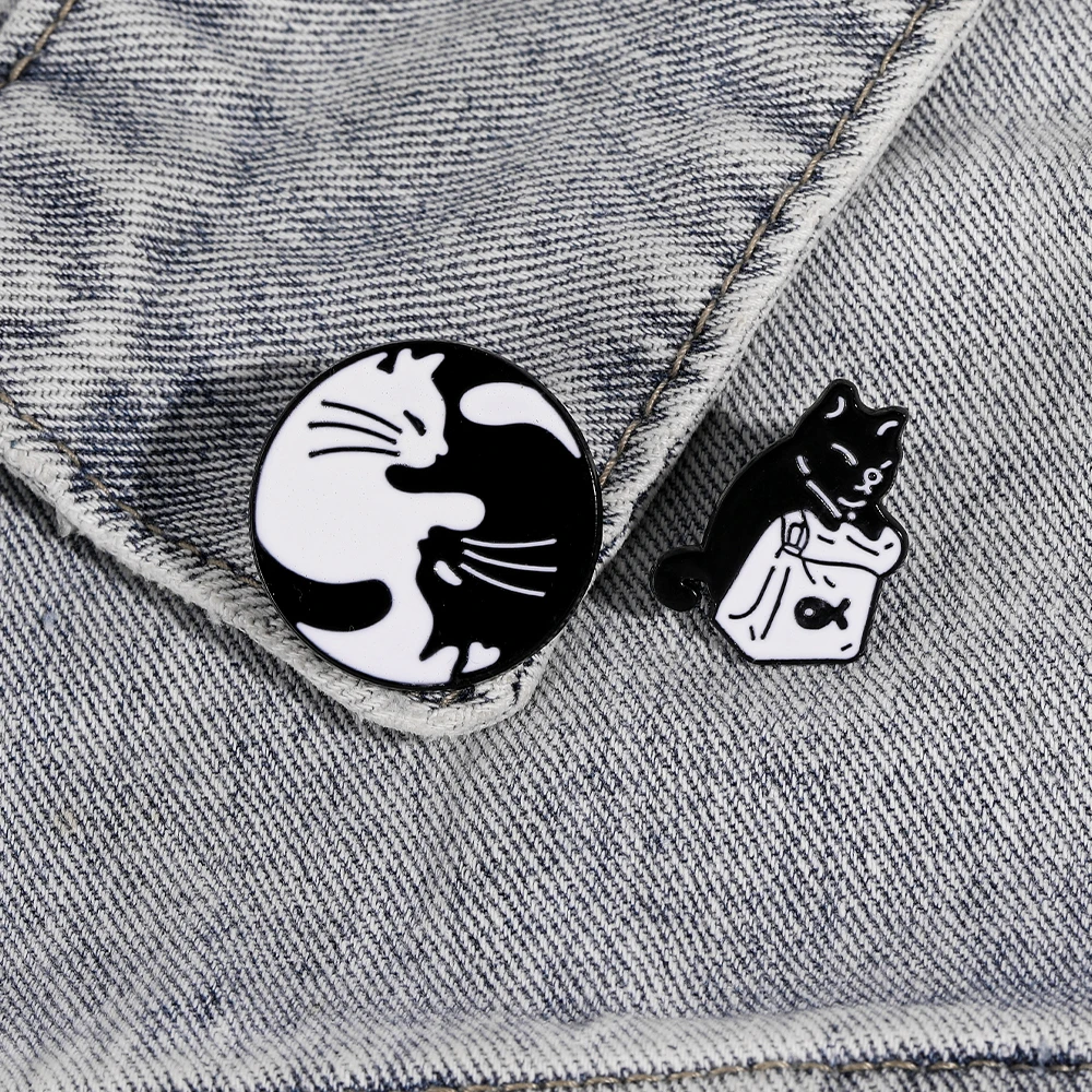 Новые забавные эмалированные броши Yinyang Cats Hug черный котенок с рыбой пищевые
