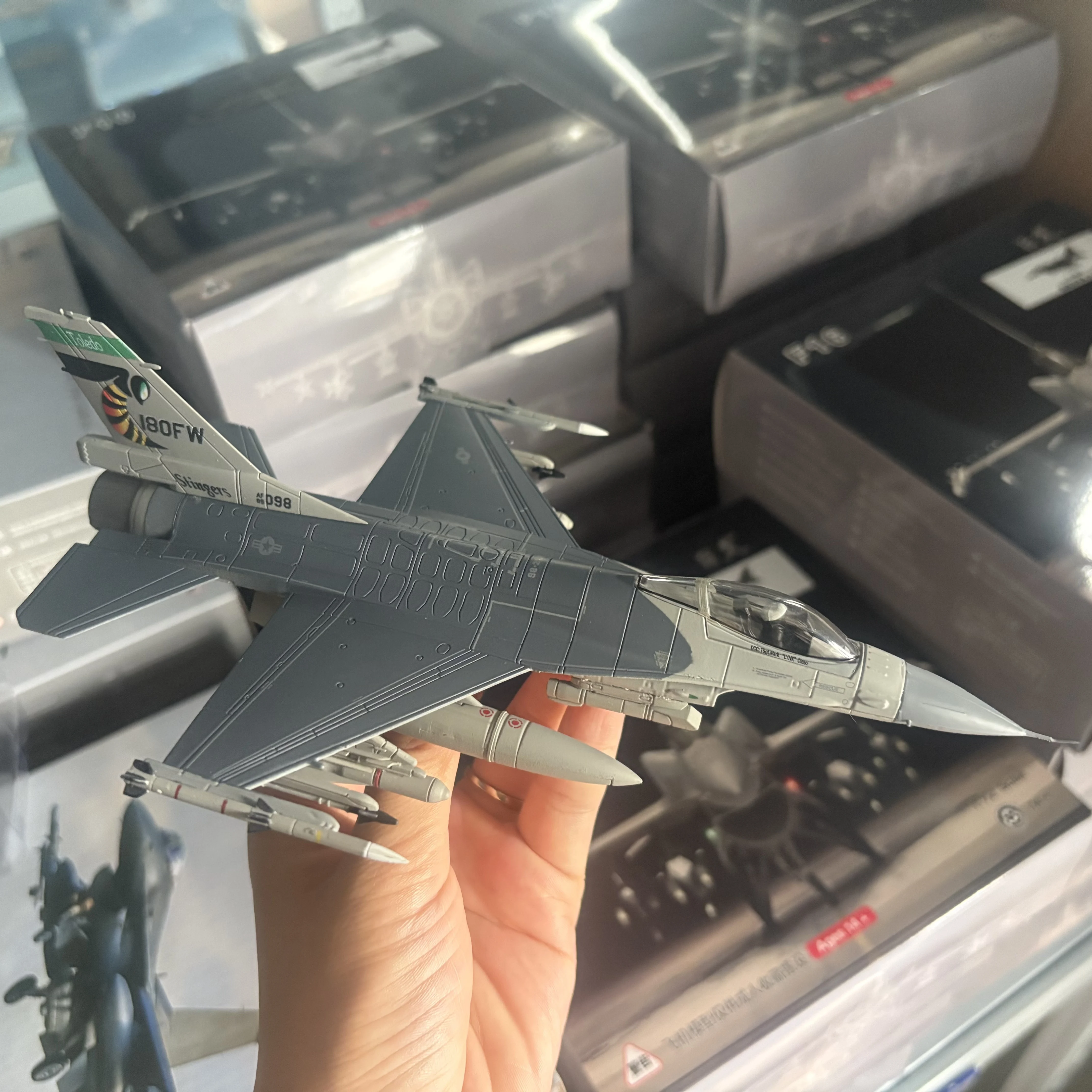 Фото Масштабная модель военного самолета F-16C ВВС США, 1/72, истребитель эскадрильи Stinger, готовая коллекционная модель из литого металла, украшение №1