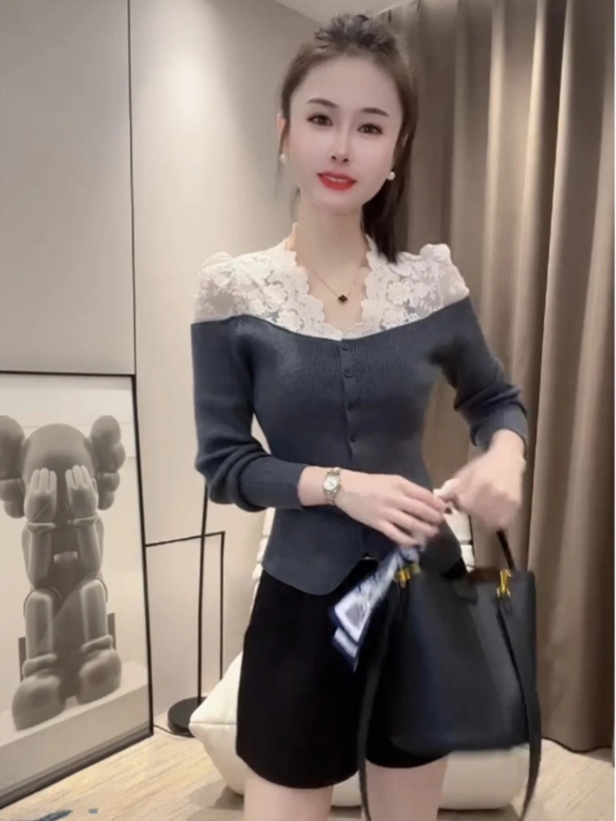 Корейский вязаный женский топ с вырезами и кружевной строчкой осень зима 2024