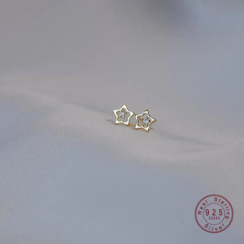 

Женские серьги-гвоздики из серебра 925 пробы с цирконом