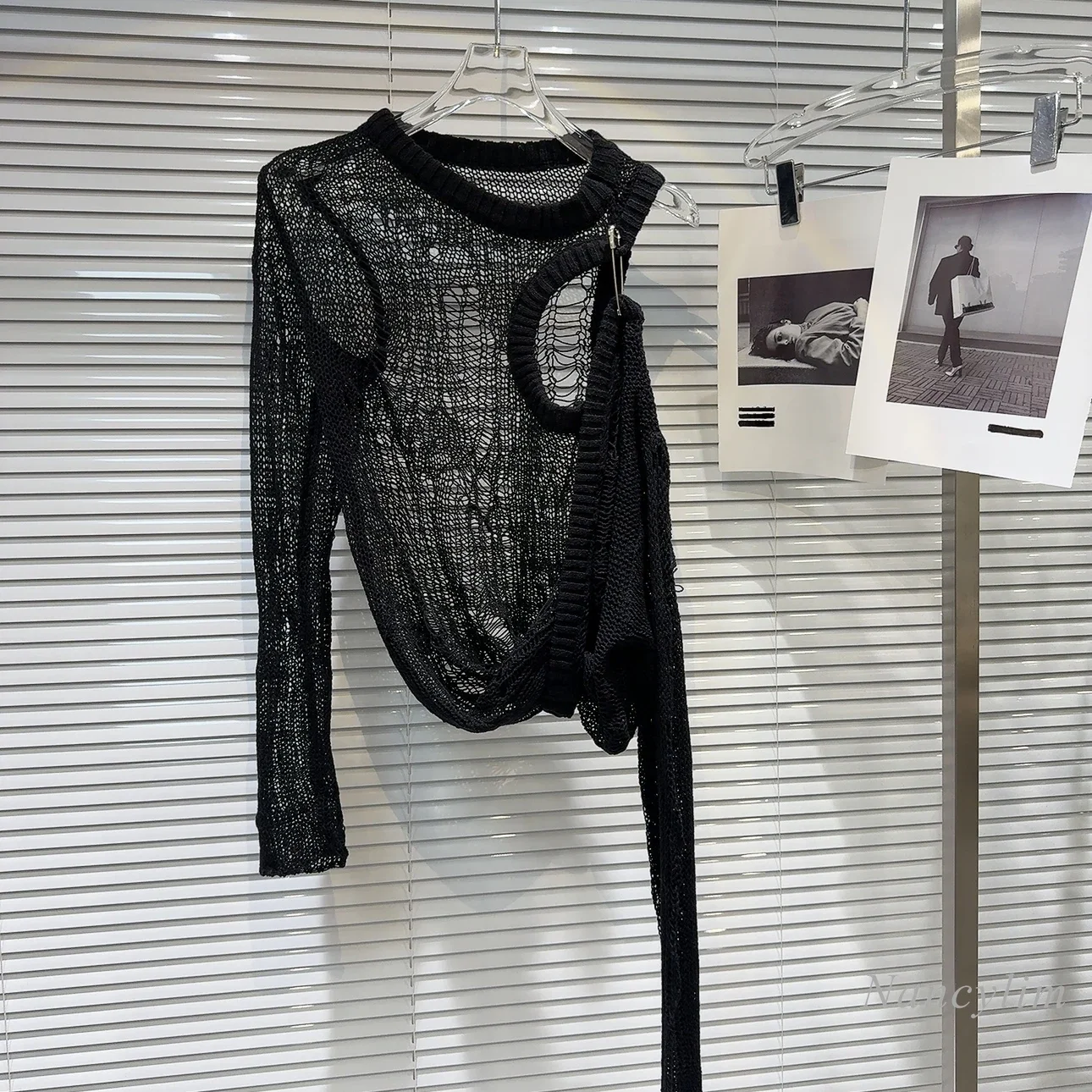 Новинка осени 2024 популярный вязаный свитер с открытыми плечами и металлическими