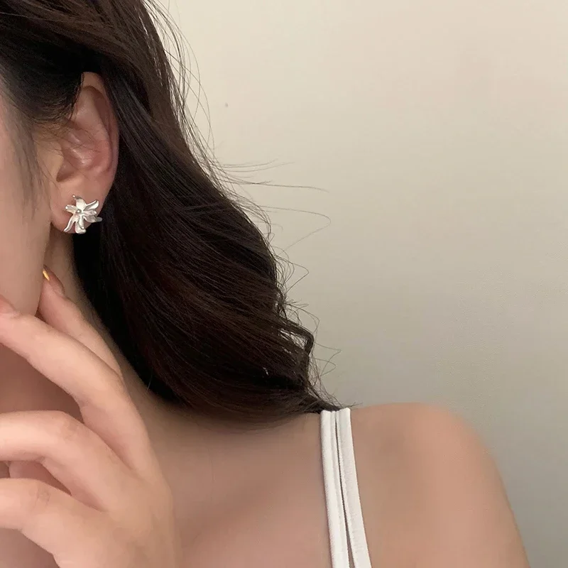 Женские винтажные серьги-гвоздики из серебра 925 пробы с матовым цветком