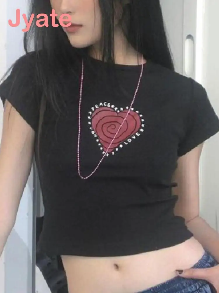 ΠΡΠΎΠΏ-Π’ΠΎΠΏ ΠΆΠ΅Π½ΡΠΊΠΈΠΉ Π² ΡΡΠΈΠ»Π΅ Π₯Π°ΡΠ°Π΄Π·ΡΠΊΡ, ΠΌΠΎΠ΄Π½Π°Ρ ΡΡΡΠ±ΠΎΠ»ΠΊΠ° Ρ ΠΊΡΡΠ³Π»ΡΠΌ Π²ΡΡΠ΅Π·ΠΎΠΌ ΠΈ ΠΊΠΎΡΠΎΡΠΊΠΈΠΌ ΡΡΠΊΠ°Π²ΠΎΠΌ, ΡΠ²ΠΈΡΠ΅Ρ Ρ Π³ΡΠ°ΡΠΈΡΠ΅ΡΠΊΠΈΠΌ ΡΠΈΡΡΠ½ΠΊΠΎΠΌ, ΡΠ΅Ρ, Π³ΡΠ°Π½ΠΆ, Π»Π΅ΡΠΎ 2023 ΠΡΠΎΠΏ-Π’ΠΎΠΏ ΠΆΠ΅Π½ΡΠΊΠΈΠΉ Π² ΡΡΠΈΠ»Π΅ Π₯Π°ΡΠ°Π΄Π·ΡΠΊΡ, ΠΌΠΎΠ΄Π½Π°Ρ ΡΡΡΠ±ΠΎΠ»ΠΊΠ° Ρ ΠΊΡΡΠ³Π»ΡΠΌ Π²ΡΡΠ΅Π·ΠΎΠΌ ΠΈ ΠΊΠΎΡΠΎΡΠΊΠΈΠΌ ΡΡΠΊΠ°Π²ΠΎΠΌ, ΡΠ²ΠΈΡΠ΅Ρ Ρ Π³ΡΠ°ΡΠΈΡΠ΅ΡΠΊΠΈΠΌ ΡΠΈΡΡΠ½ΠΊΠΎΠΌ, ΡΠ΅Ρ, Π³ΡΠ°Π½ΠΆ, Π»Π΅ΡΠΎ 2023