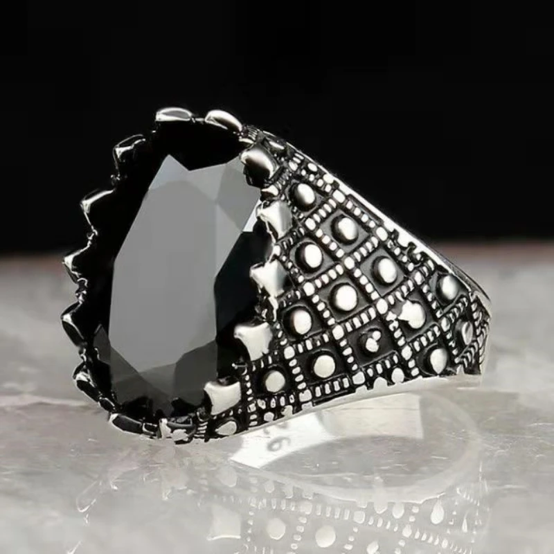 

Copper Inlaid Black Crystal Vintage Men's Ring New Fashion Temperament To Attend The Banquet Luxury Jewelry Personality Ring