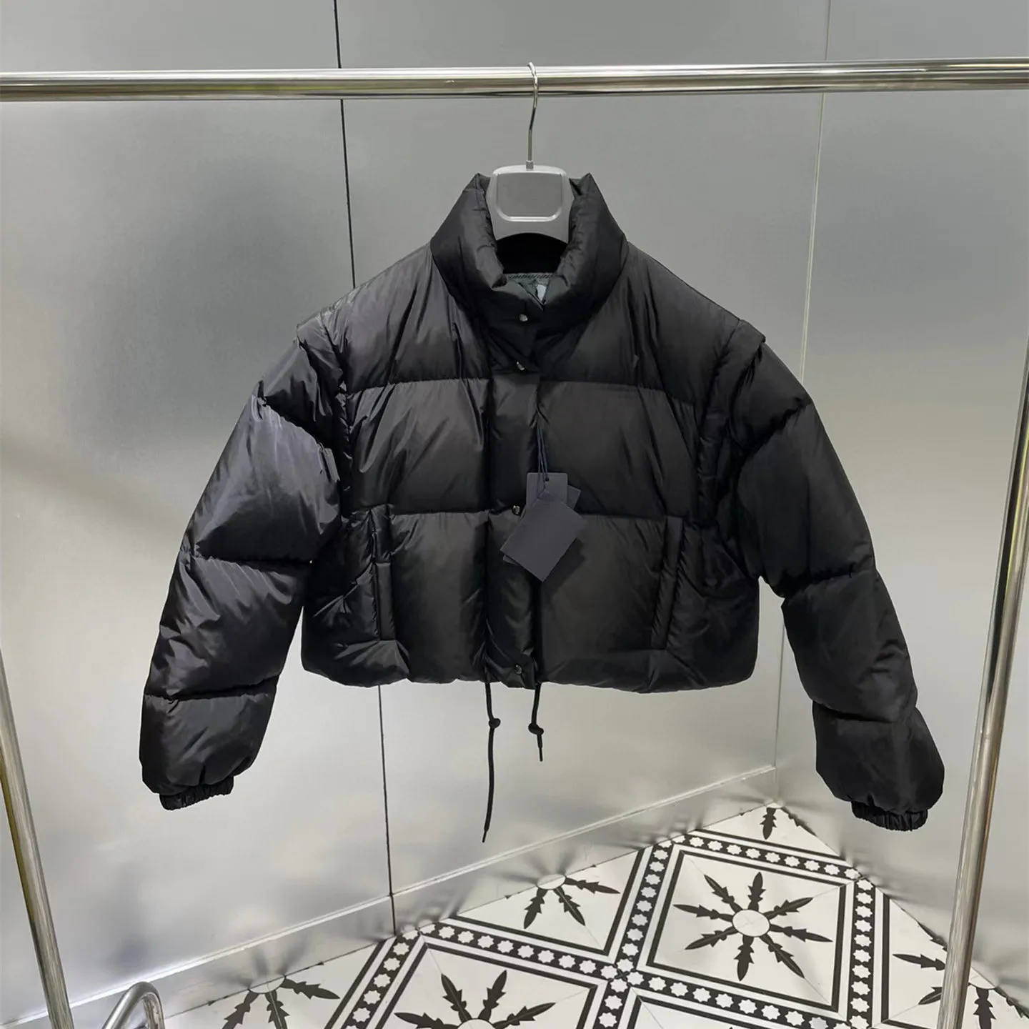 

Куртка короткая зимняя хлопковая со съемными длинными рукавами