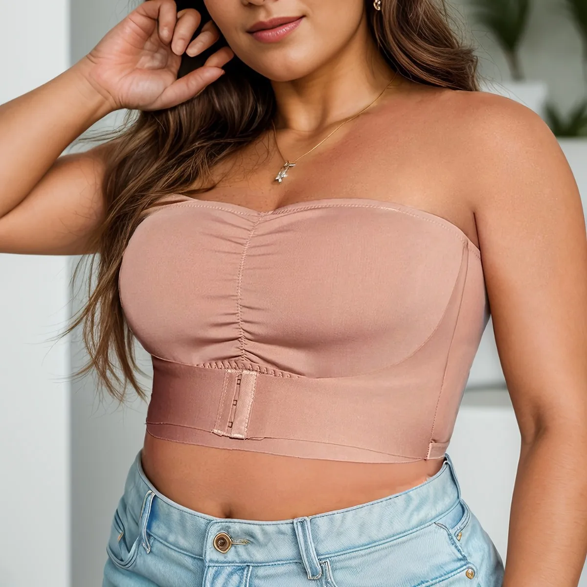 Женский бюстгальтер без бретелек с большой грудью делает ее меньше нескользящий