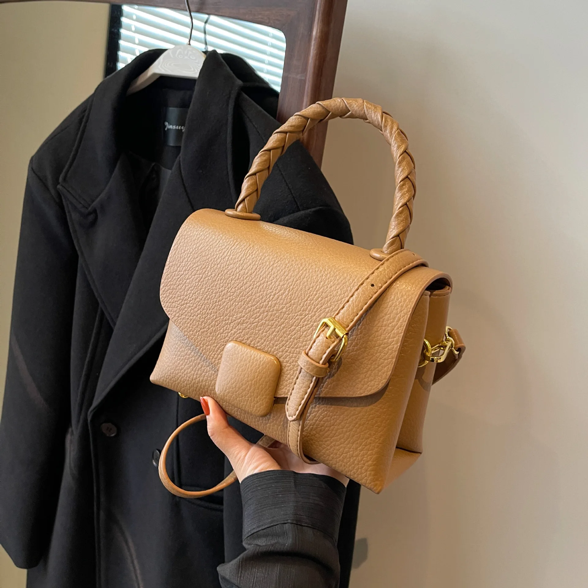 

Роскошная нишевая дизайнерская сумка светильник, женская сумка, новинка 2023, модная маленькая квадратная сумка, модная простая сумка через плечо