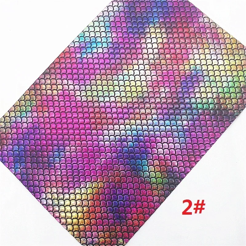 Фиолетовые блестящие кожаные листы в полоску с рыбьей чешуей тисненые из