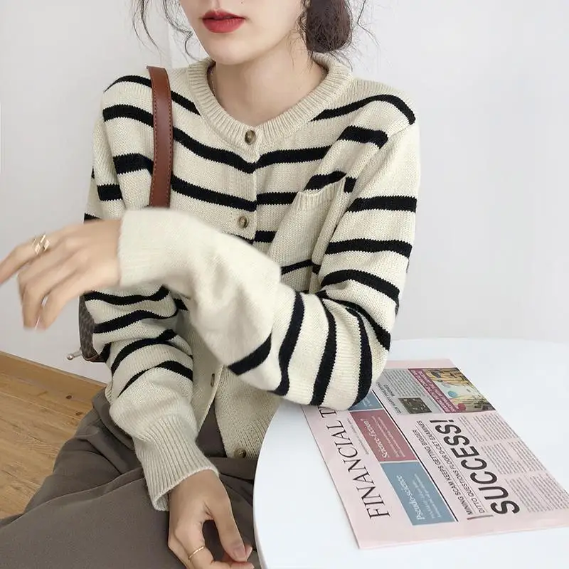 

2022 Spring Autumn Women's New O-neck Knitted Jackets Female Short Cardigan Coat Ladies Loose Striped Sweater Outerwear Y354