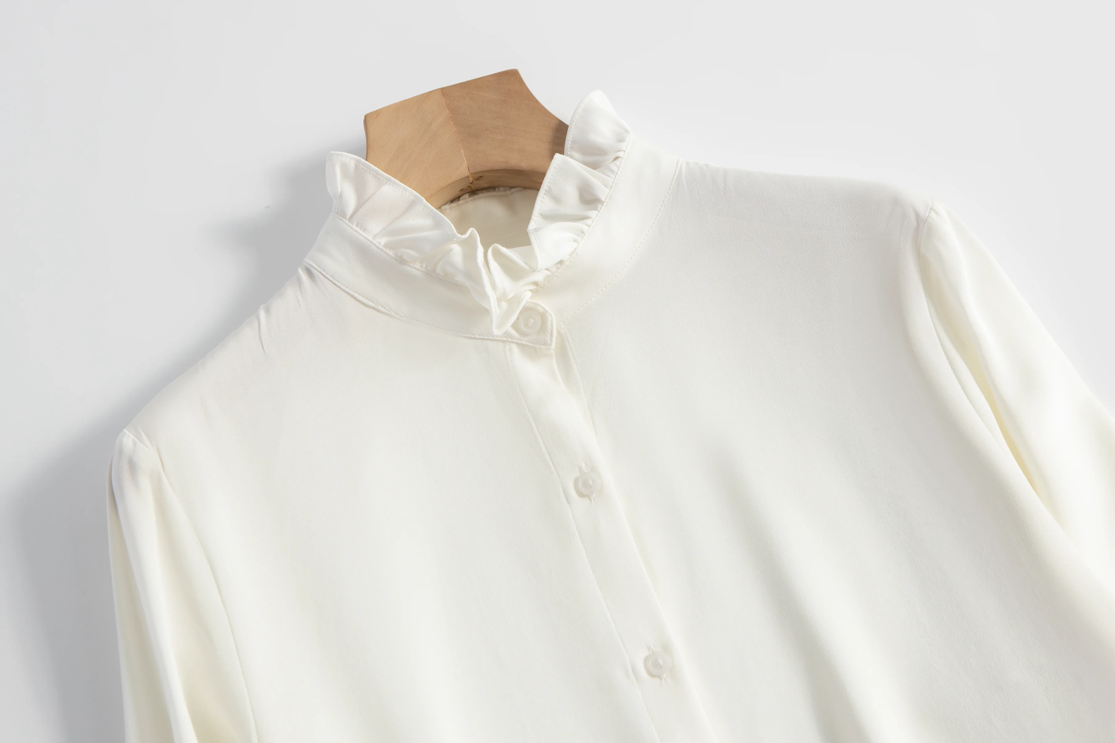 Женская эластичная рубашка с длинным рукавом белая из натурального шелка