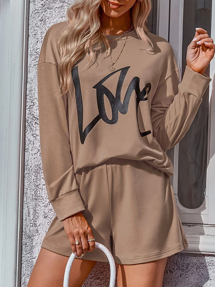 

Женский спортивный костюм из двух предметов, футболка с длинным рукавом и надписью LOVE и шорты с высокой талией