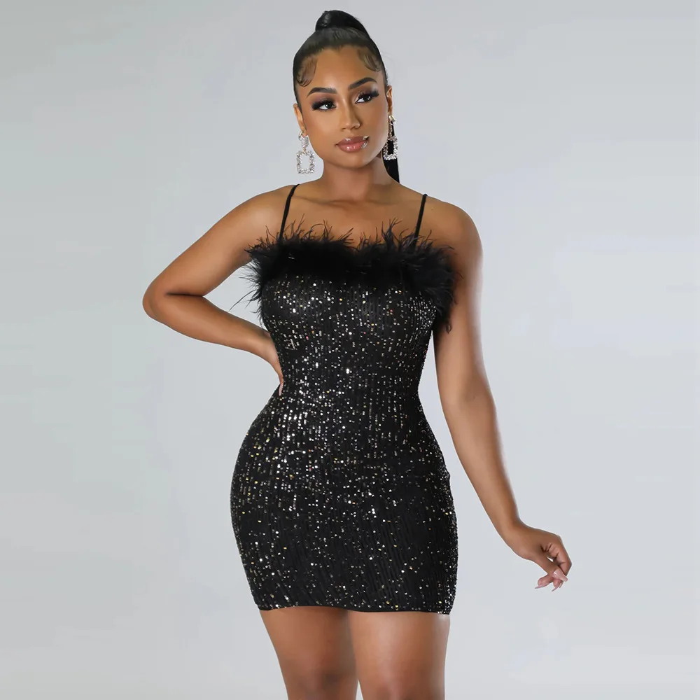 

Женское мини-платье на тонких бретельках, с блестками