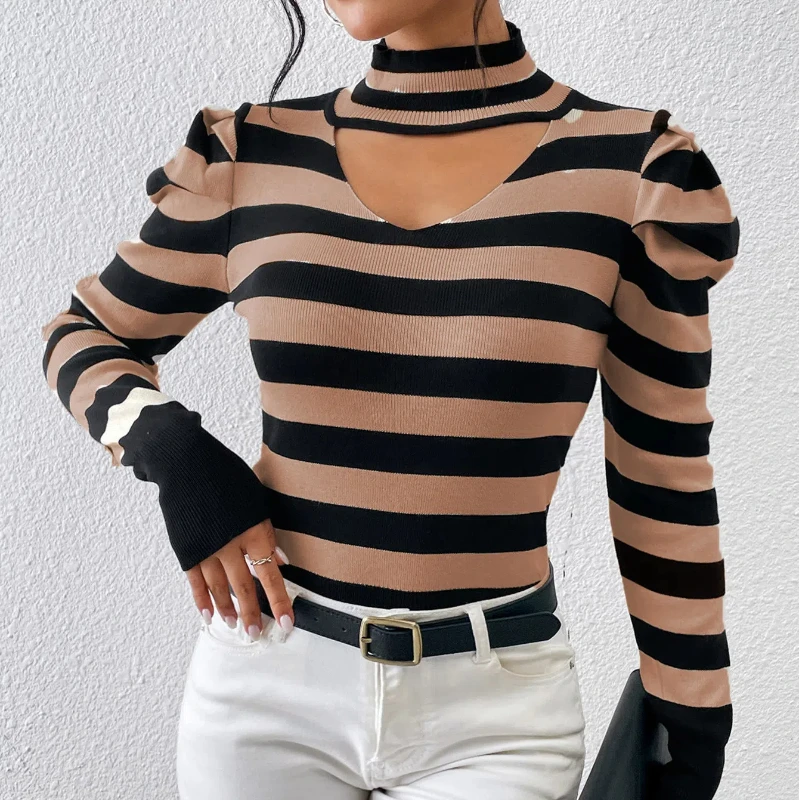 Вязаный свитер в полоску с V-образным вырезом