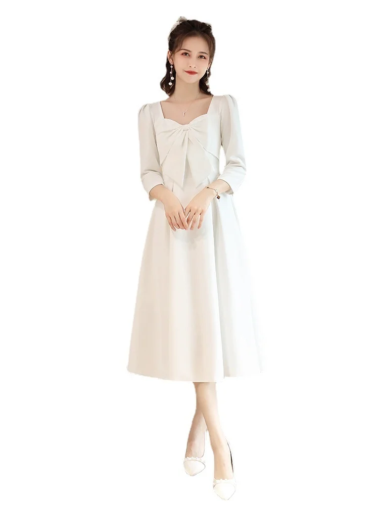 Свадебное платье для подружек невесты маленькое белое весеннее с длинными рукавами из сертифицированного французского атласа.