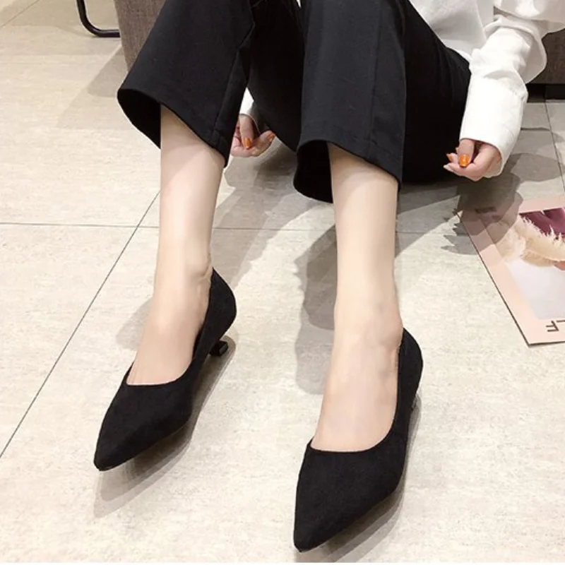 Женские офисные туфли на каблуке элегантные белые с острым носком черного и