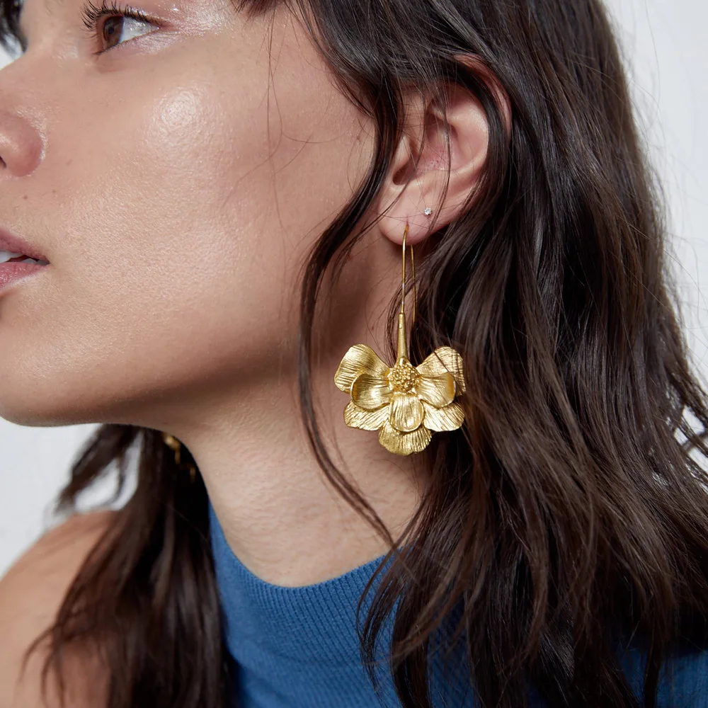 

European American Hyperbole Floral Earrings Alloy Long Gold Elegant Dangle Earrings Fashion Simple Earrings for Girls Women