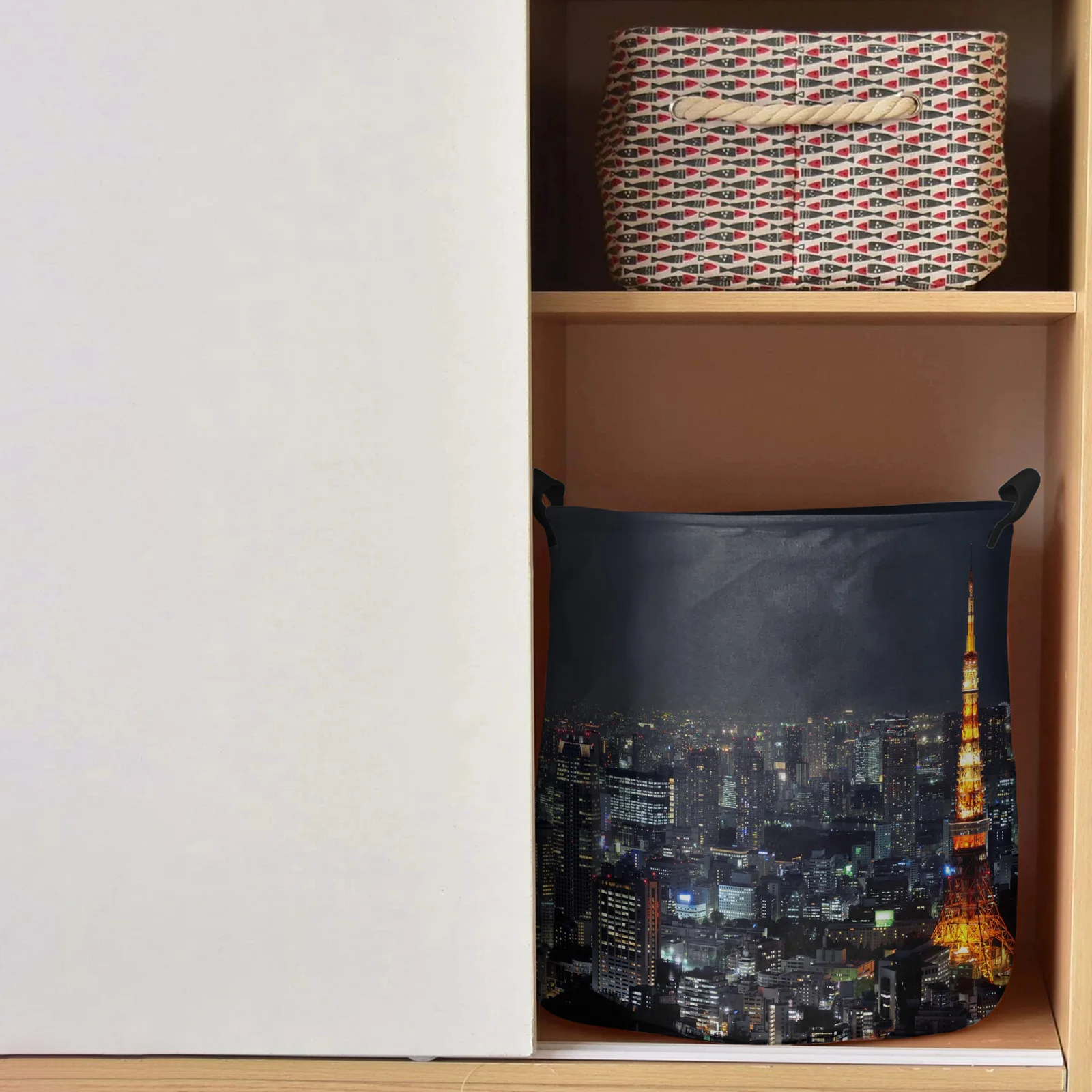 Городская ночная панорама с башней Токио: корзина для грязного белья и органайзер для детской одежды и игрушек.