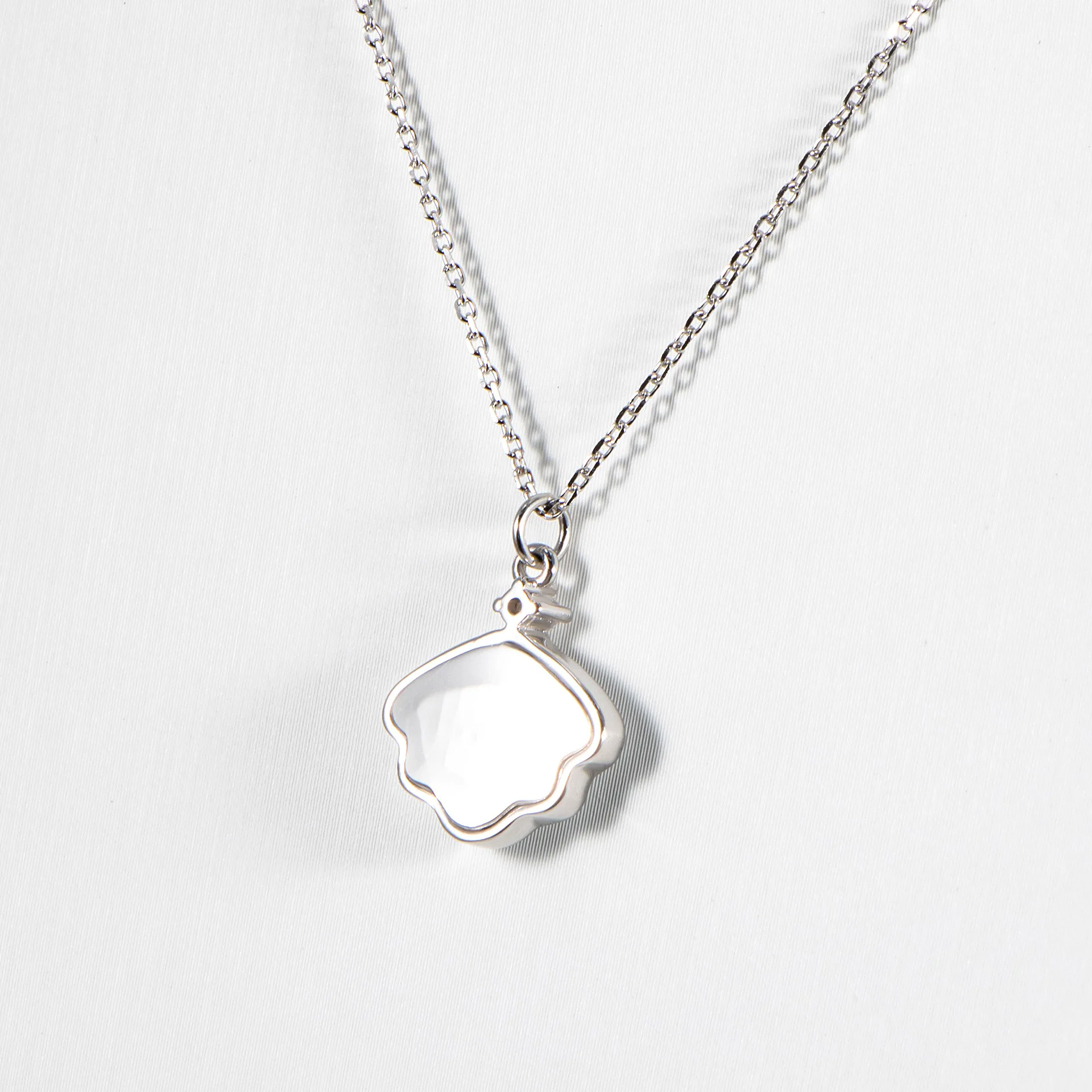 Женское ожерелье из серебра пробы со скрытым романтическим рисунком