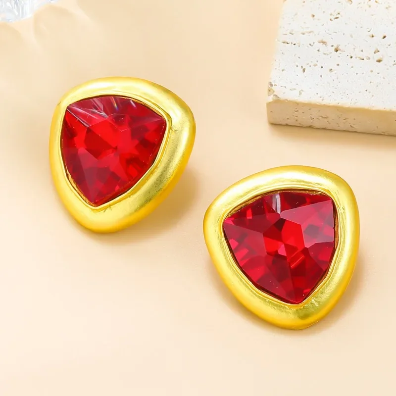 Женские серьги-гвоздики с геометрическим рисунком