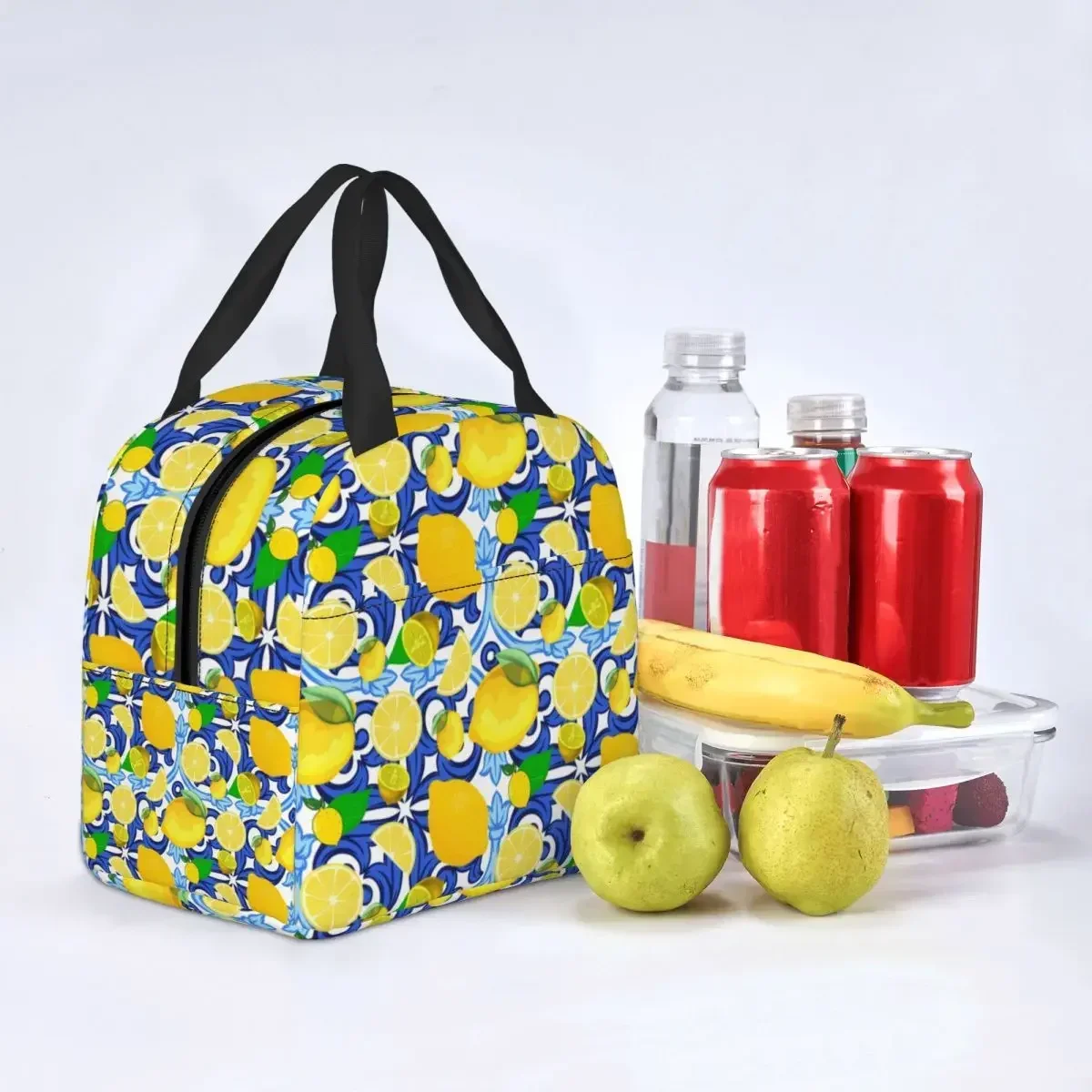 Лимон на верхней части сине-белой плитки итальянский стиль изолированный