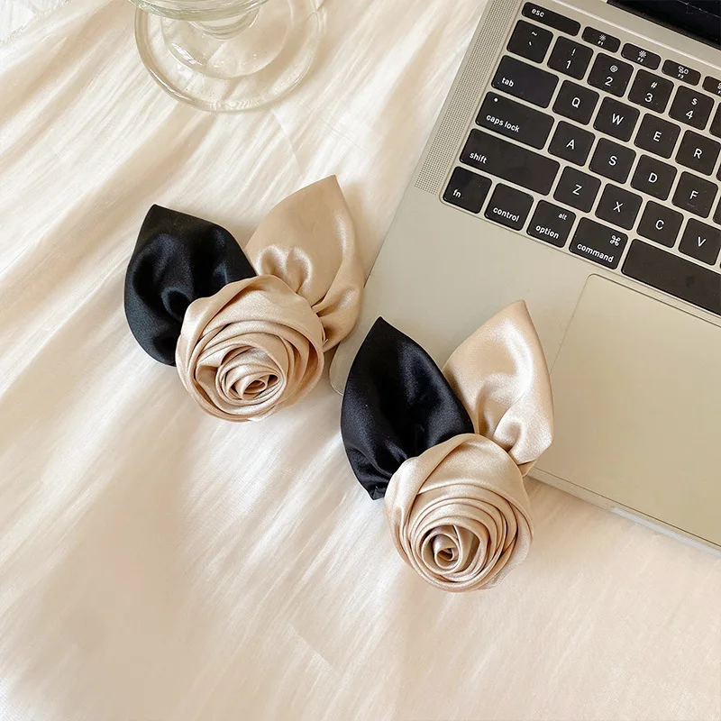 

Элегантная темпераментная заколка для волос в виде атласной розы, женская простая Весенняя заколка, украшение для волос в Корейском стиле, ...