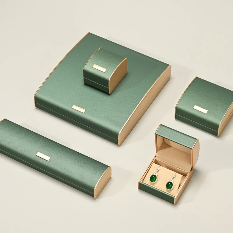 Подарочная коробка из искусственной кожи