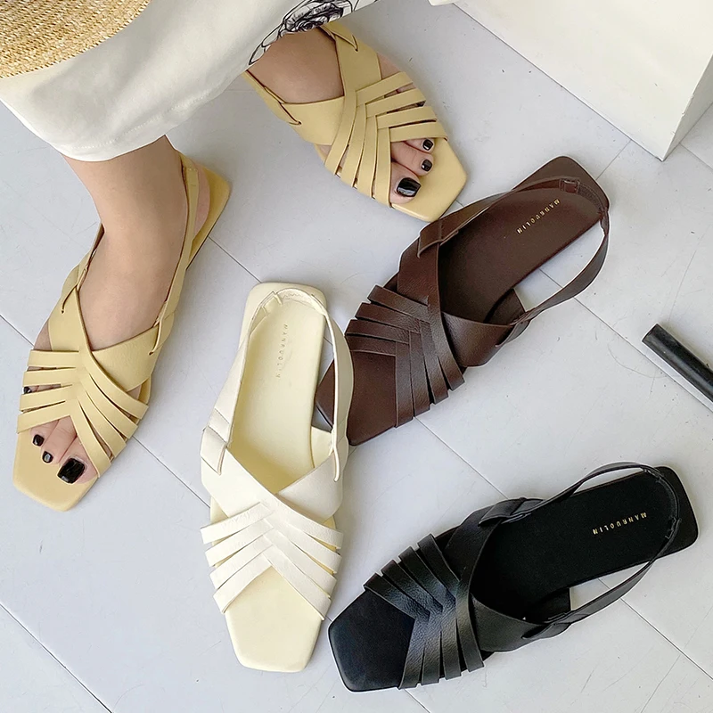 

Сандалии-гладиаторы на плоской резиновой подошве, с квадратным носком