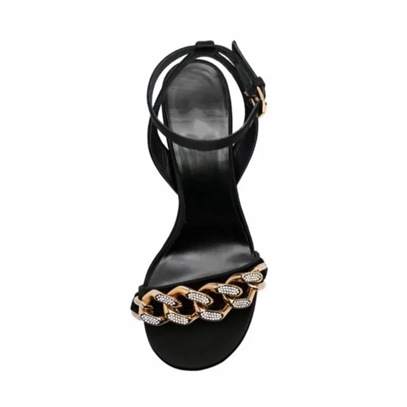 Arden Furtado 2024 летние атласные сандалии с круглым носком и открытым металлическая