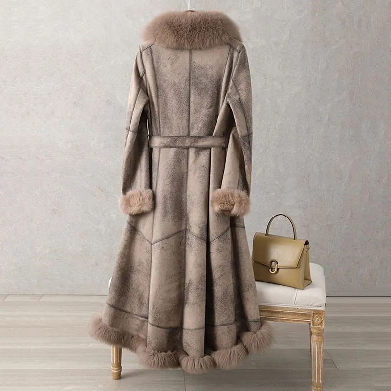 Женское пальто средней длины из искусственного лисьего меха с воротником -