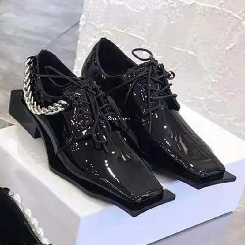 New Bat Shoes Square Toe Metal Chain Ankle Strap Women Flat Shoes Patent Leather Pearls Chain Derby Shoes Designer Fashion Pumps