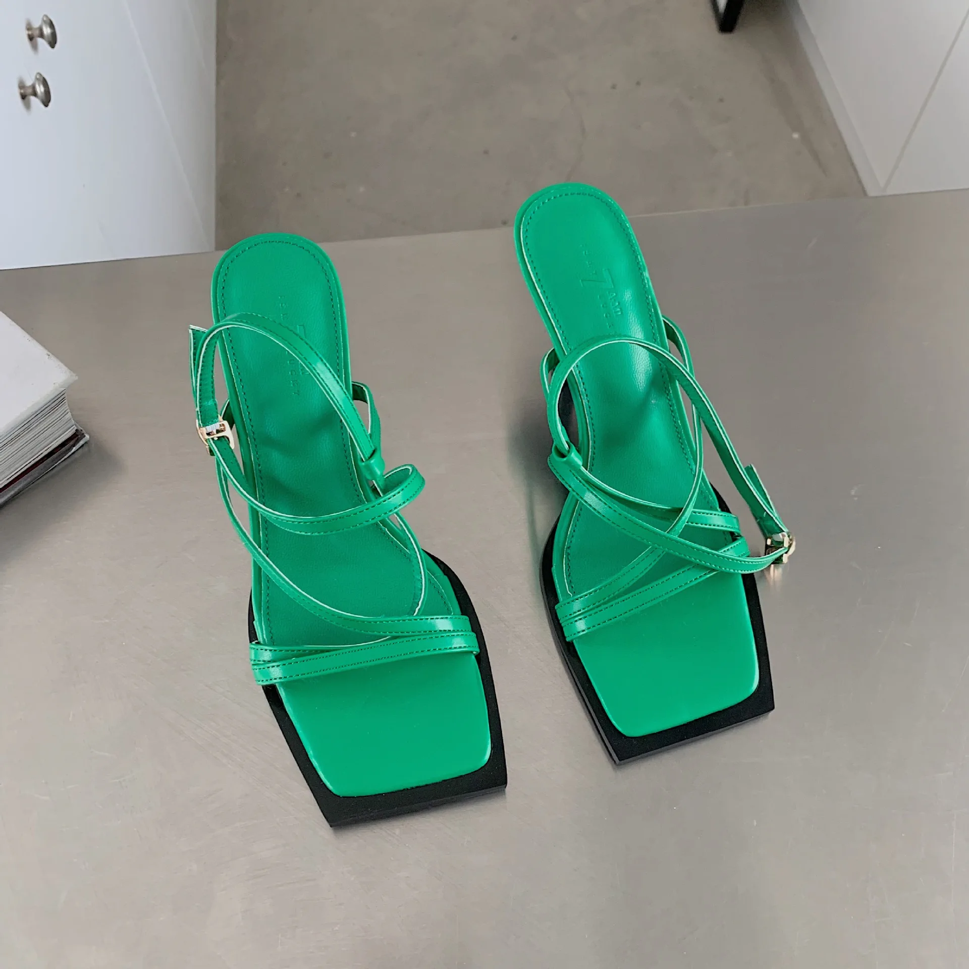 

Женские босоножки на низком каблуке, универсальные босоножки с квадратным носком, кожаные туфли с перекрестным каблуком, бежевые открытые ...