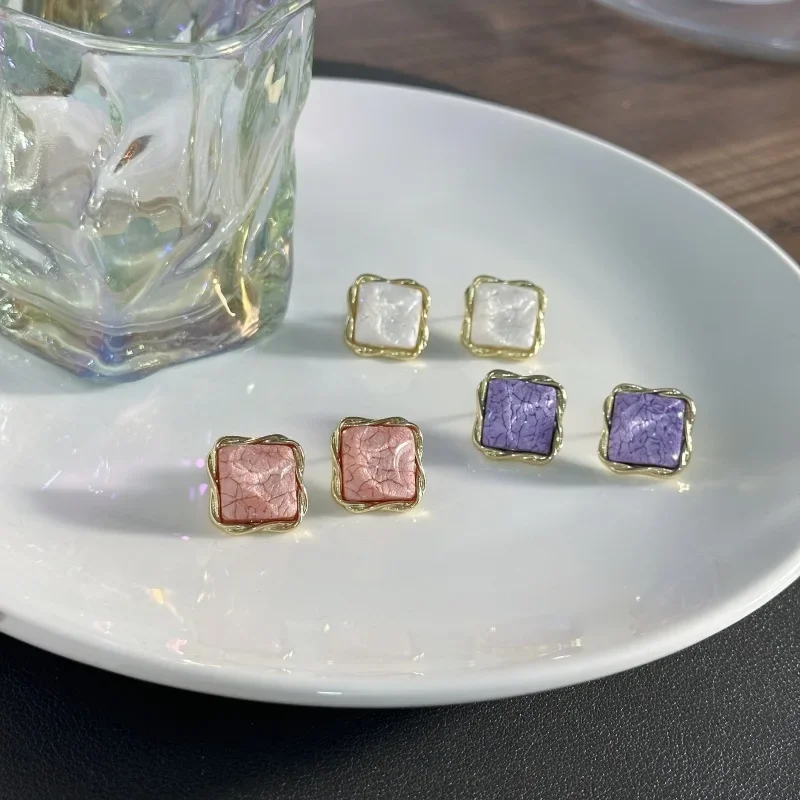 Женские серебряные серьги-гвоздики с трещинами