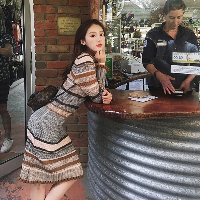 Женское трикотажное платье-свитер в полоску с круглым вырезом