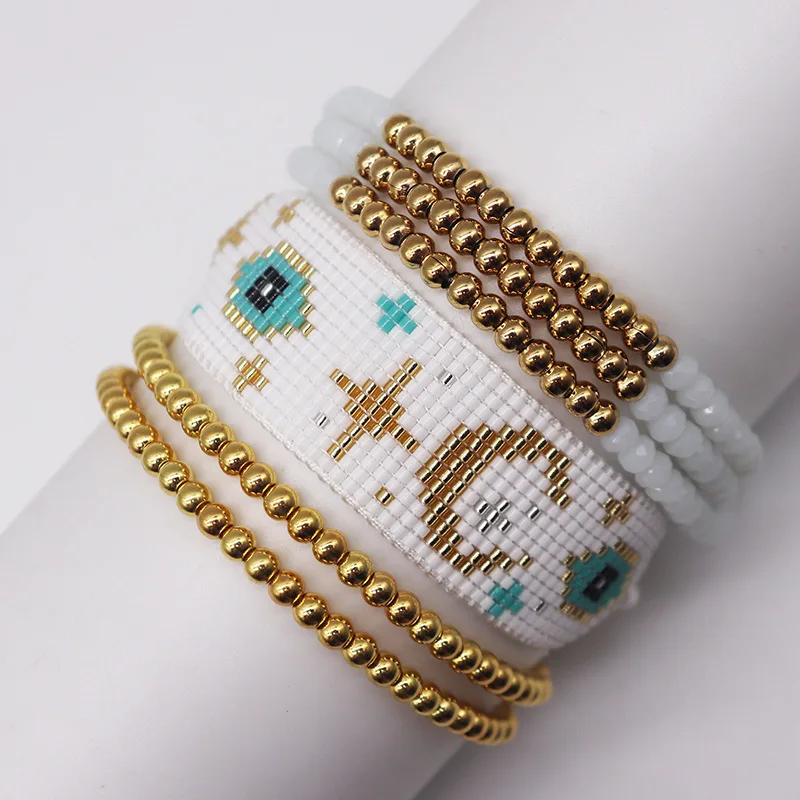 Браслет ручной вязки с бусинами и стразами