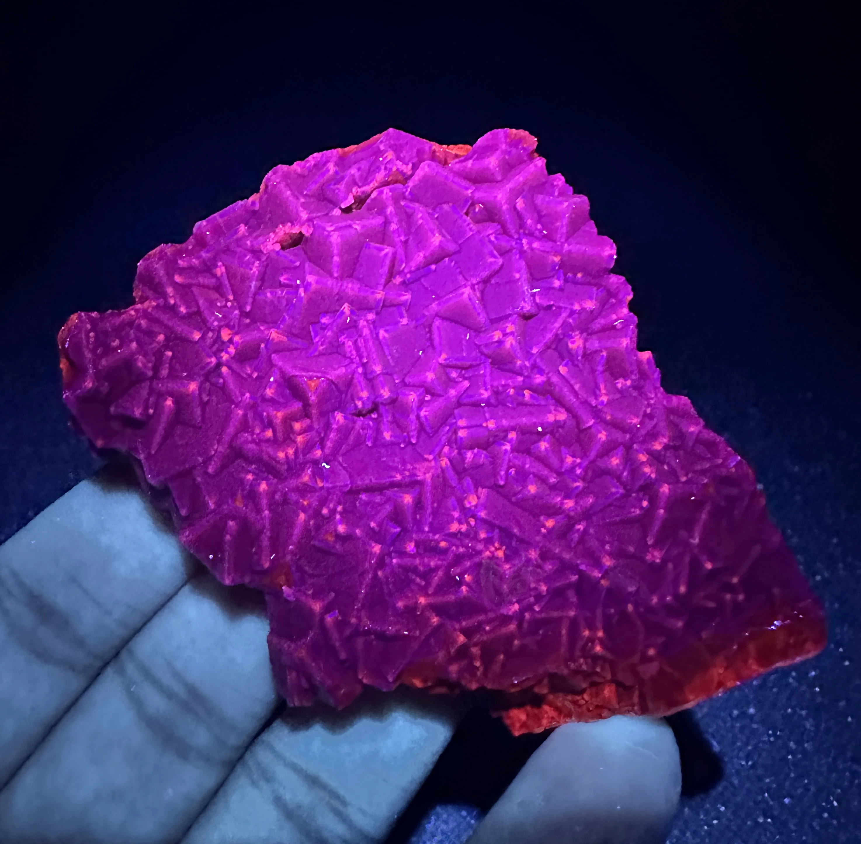 

Красный флюоресцентный куб флюорит QIANCHUAN