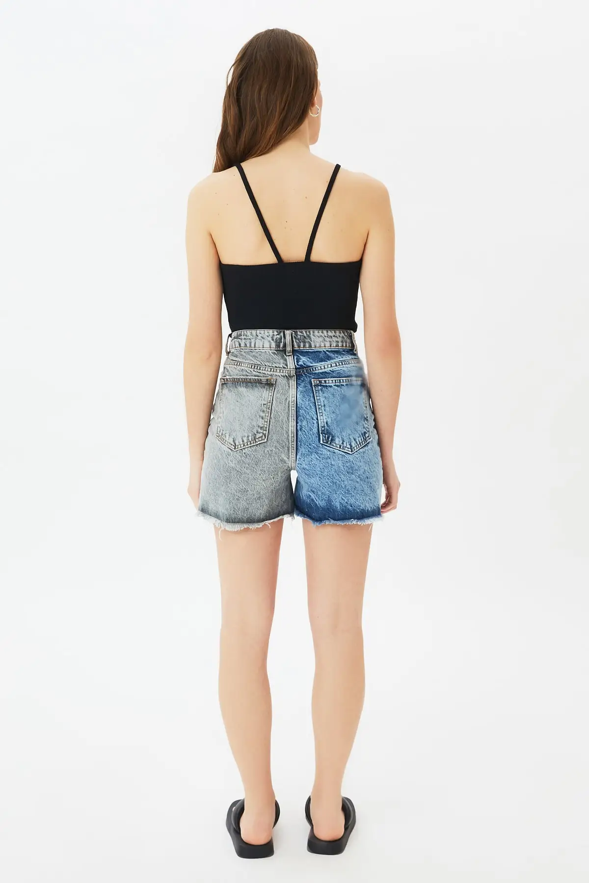 Джинсовые шорты с цветными вставками |