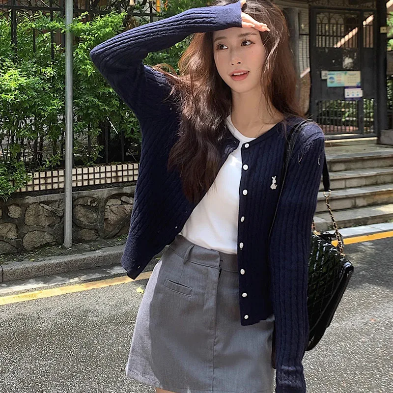 Женский акриловый кардиган с вышивкой