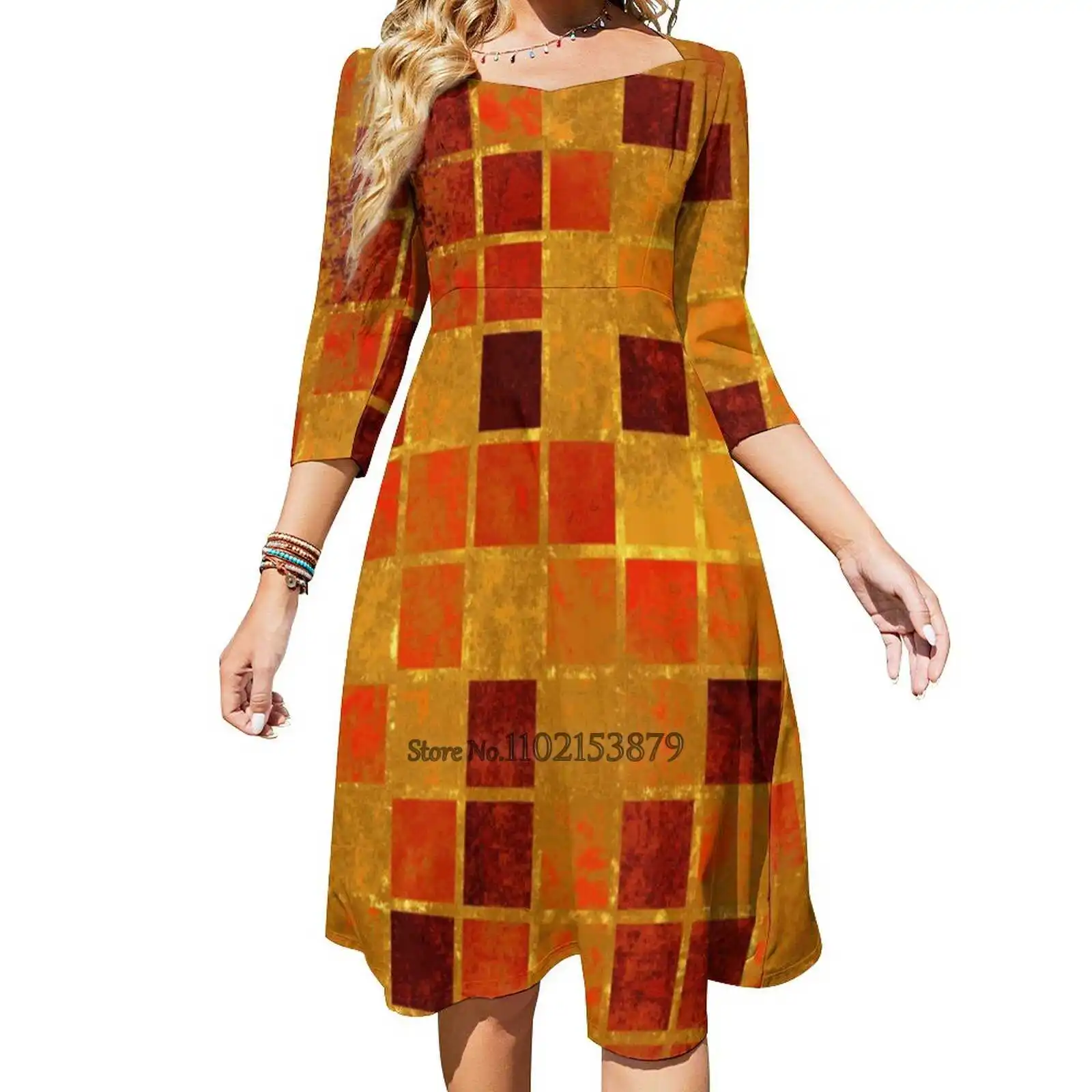 

Платье с открытой спиной, золотистыми и красными квадратами, на шнуровке