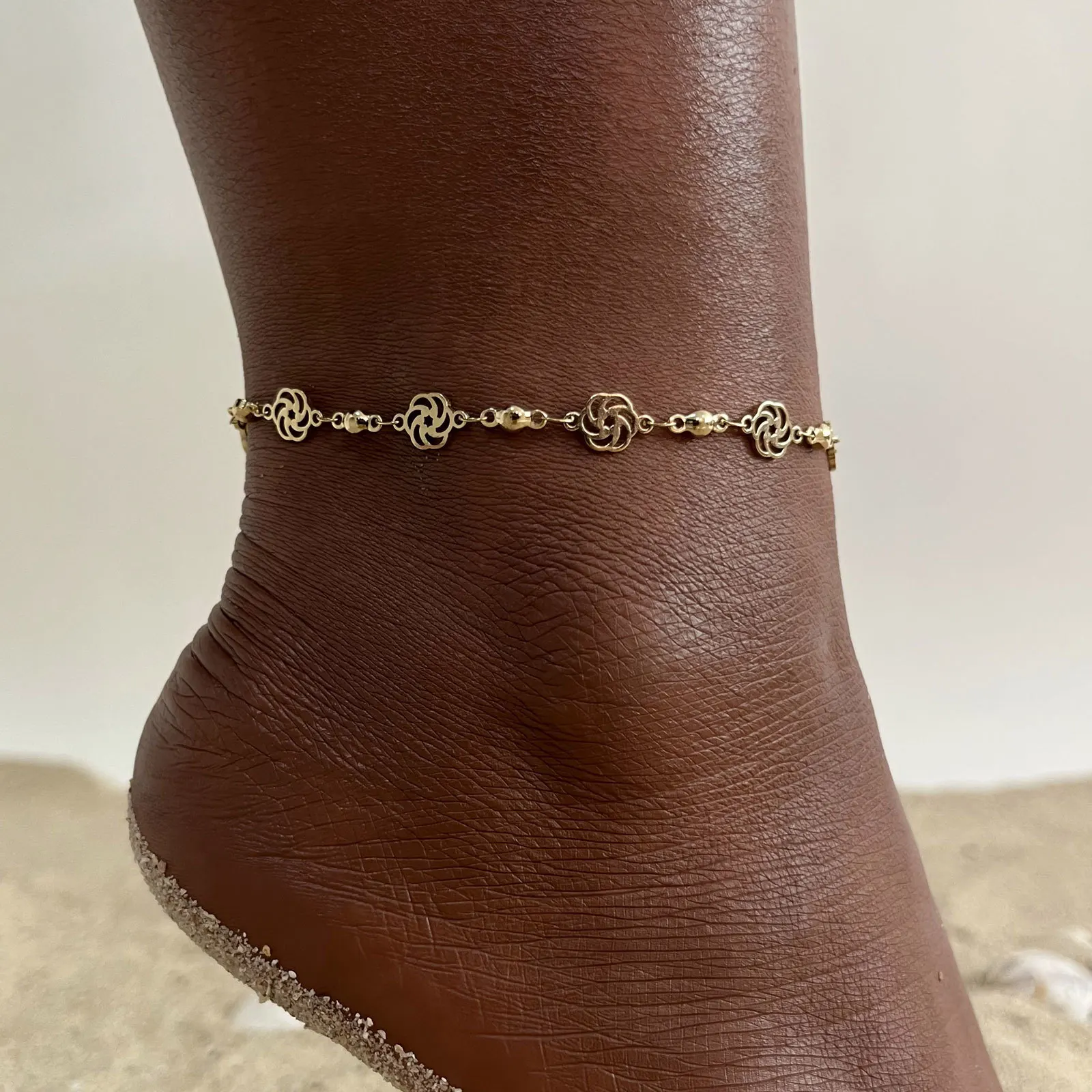 

Women's Chic Hollow Rose Artless Anklets Jewelry, Gold Color Stainless Steel Chains, Fashion Anklet For Daily Beach Holiday
