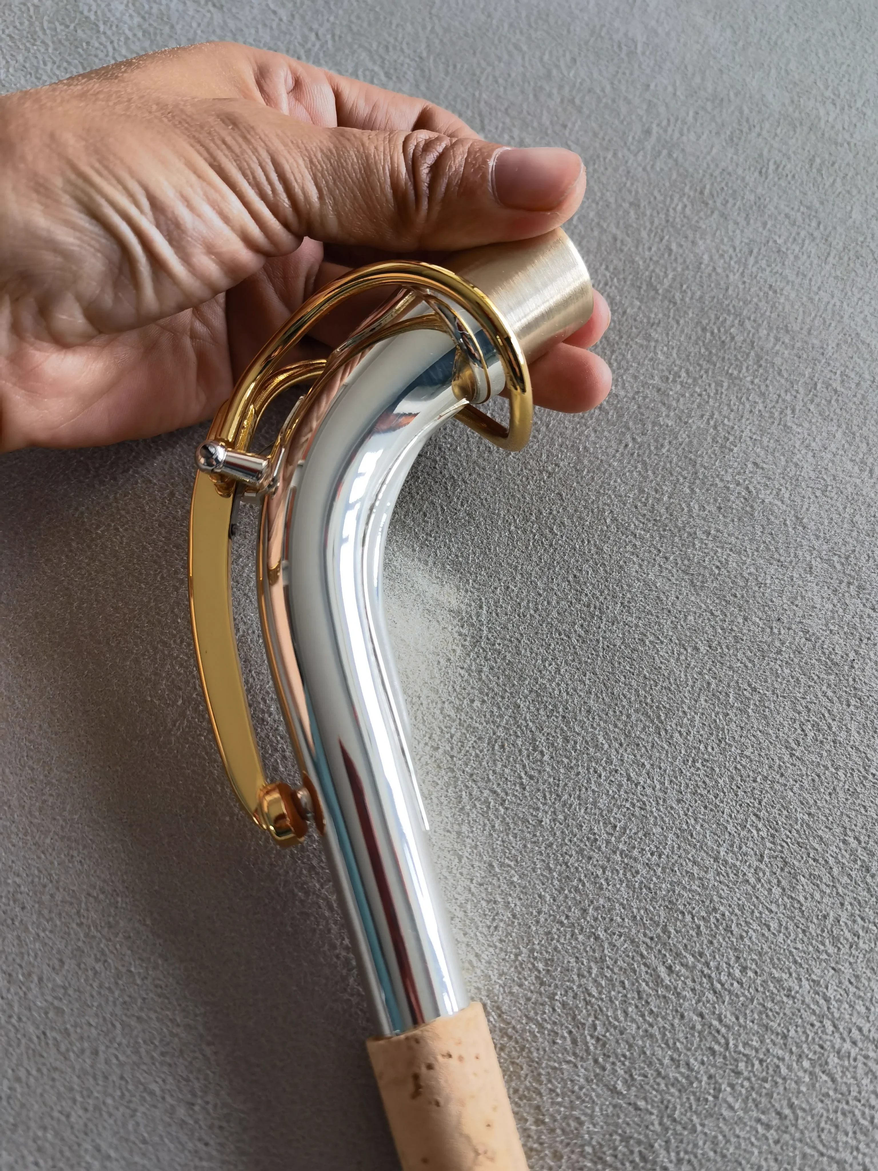 Посеребренный плоский альт-саксофон E с изогнутой шейной нитью и хорошим звуком.