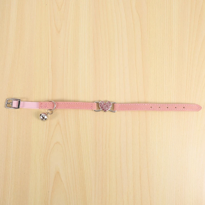 Ошейник для кошки с сердечком и колокольчиком, безопасная регулируемая эластичность, мягкий бархатный материал, товар для домашних животных, маленький, размер S, розовый.