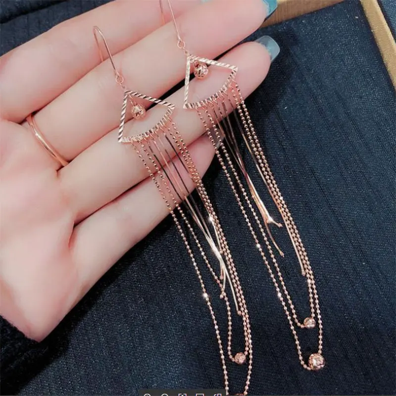 

Серьги-кисточки из розового золота с подвеской в виде змеи