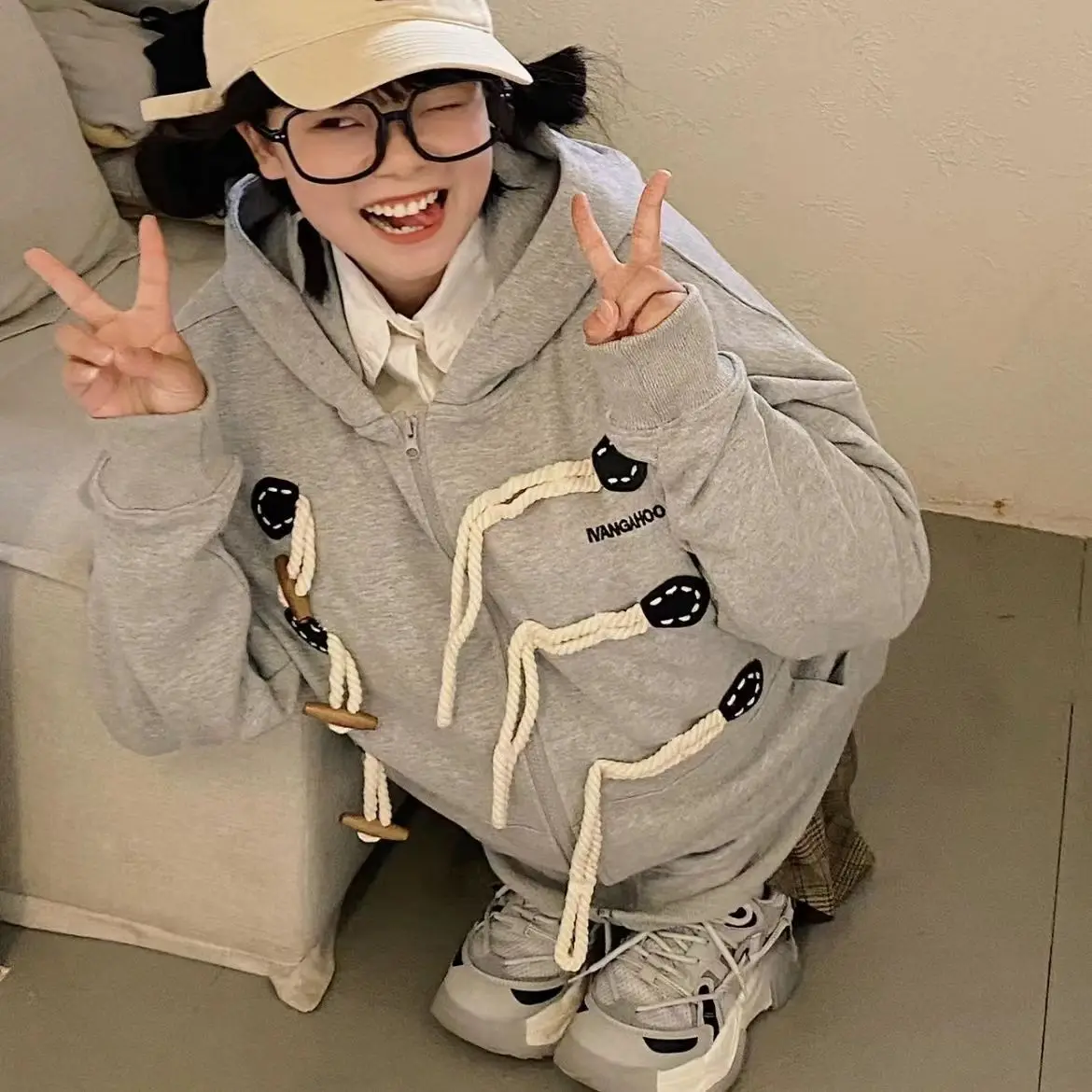 

Новинка Осень 2023, винтажный серый свитшот на молнии с капюшоном и пуговицами в виде рога, корейский Свободный Повседневный свитшот в стиле K-POP, Y2K, куртка для женщин