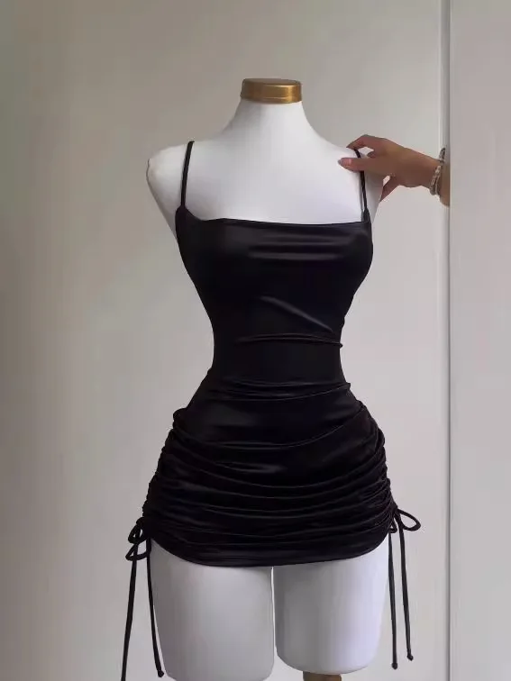 Женское облегающее платье на тонких бретельках с открытой спиной и шнуровкой