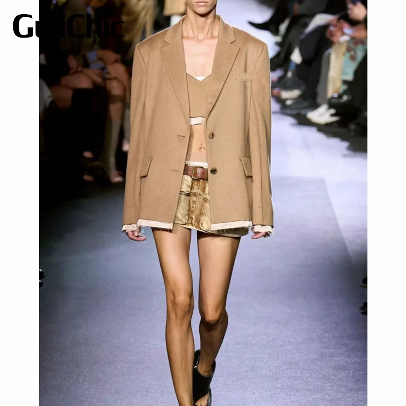 

Женский комплект из блейзера и топа на молнии с вышивкой и надписью