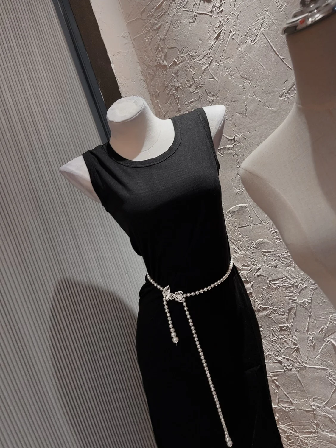 Жемчужно-черное трикотажное платье без рукавов с поясом-цепочкой средней длины